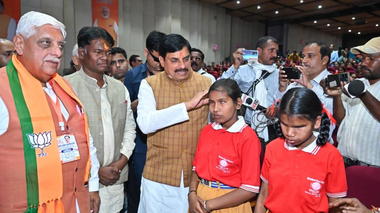 सीएम डॉ मोहन यादव ने एचपीवी वैक्सीन लगवाने वाली बेटियों को प्रमाणपत्र दिए, कहा- ये सर्वाइकल कैंसर से कैंसर से बचाएगा