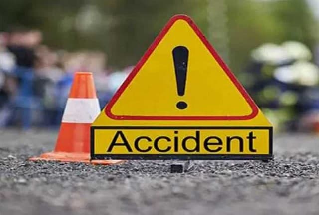 Accident: कंटेनर ट्रक और ऑटो की भिड़ंत, दो लोगों की मौके पर मौत