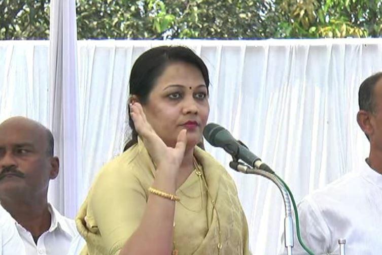 VIDEO: भाजपा नेत्री कांग्रेस में शामिल, बोलीं- ‘बीजेपी औरत और दौलत की पार्टी है’