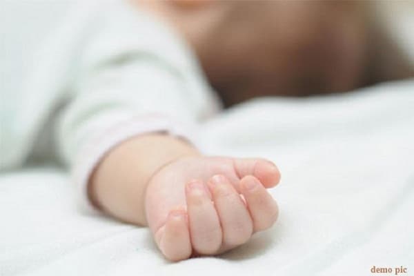 लापरवाही: डॉक्टर ने जिंदा बच्चे को किया मृत घोषित, पन्नी में लपेट सौंपा, परिजनों का हंगामा