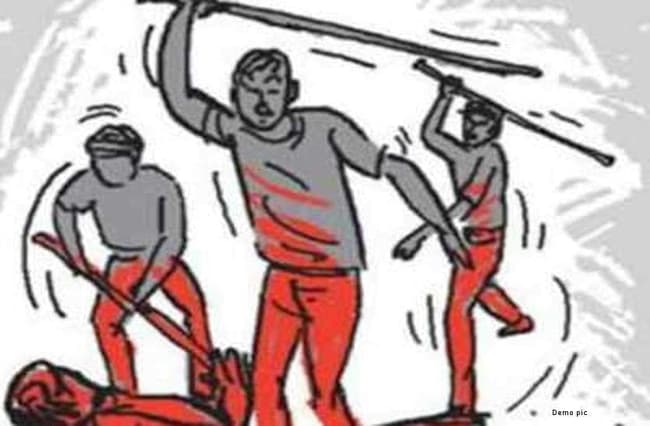 चोरी के शक में ढाबा मालिक ने नौकर को बांधकर जानवरों की तरह पीटा, Video वायरल