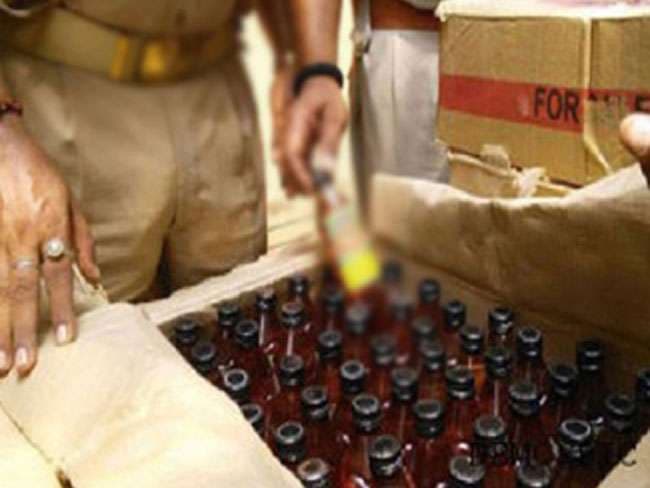पिछोर में आबकारी वेयरहाउस कैंपस के बाहर पुलिस का छापा, 1.80 लाख रुपये की अवैध शराब बरामद