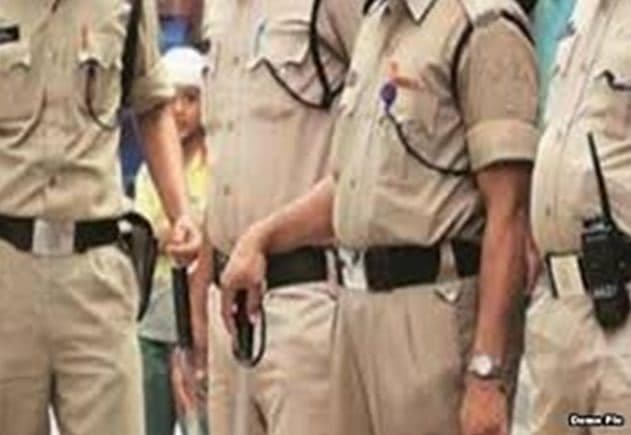 टीआई का मोबाइल लूटा, दूसरे टीआई ने बदमाश सौंपा, SP ने किया लाइन अटैच