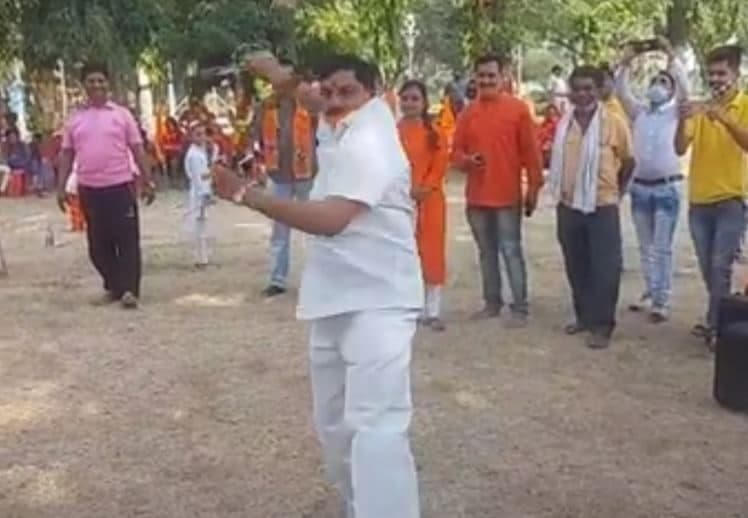 VIDEO : मंत्री मोहन यादव का अलग अंदाज, हाथों में तलवार लेकर दिखाई कलाबाजी