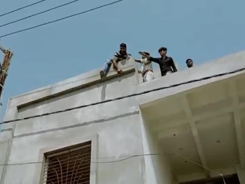 युवक का हाई वोल्टेज ड्रामा, प्रेम विवाह से नाराज ससुर को डराने के लिए छत से कूदने की दी धमकी