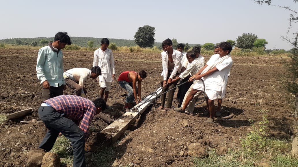 बिजली के अभाव में आदिवासी किसान परेशान, विद्युत विभाग पर लगाए आरोप
