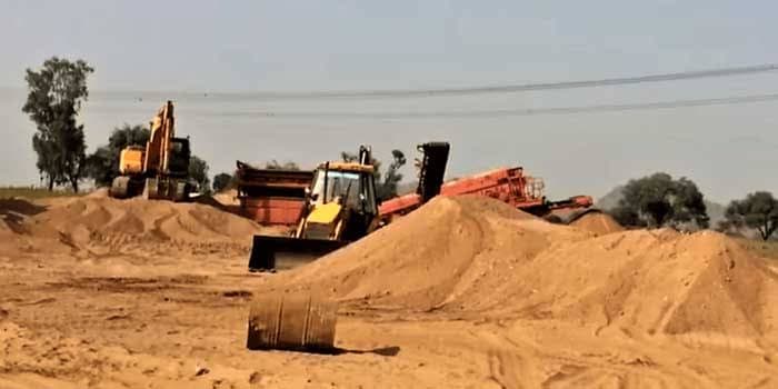 बेधड़क चल रहा इटारसी में रेत चोरी का काम, प्रशासन नहीं ले रहा सुध