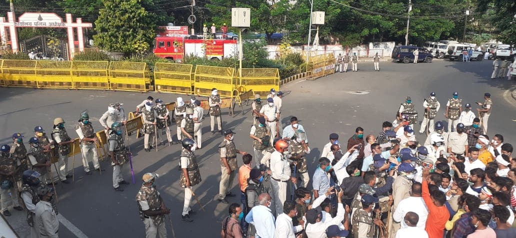 एसपी कार्यालय में घुसने की कोशिश कर रहे युवा कांग्रेस कार्यकर्ताओं की पुलिस से झड़प