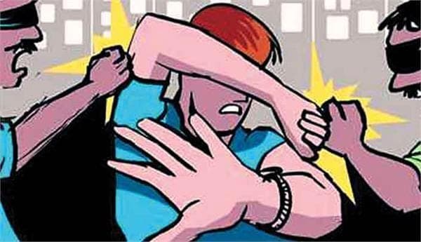 जबलपुर के बाद छतरपुर में इंसानियत हुई शर्मसार, एक व्यक्ति को बेरहमी से पीटा, देखें वीडियो