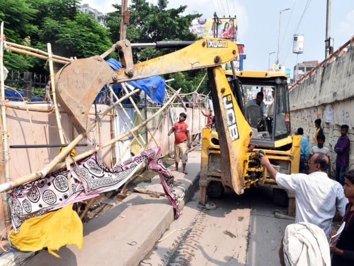 कांग्रेस नेता के मकान पर चला प्रशासन का बुल्डोजर, अवैध कब्जे का आरोप