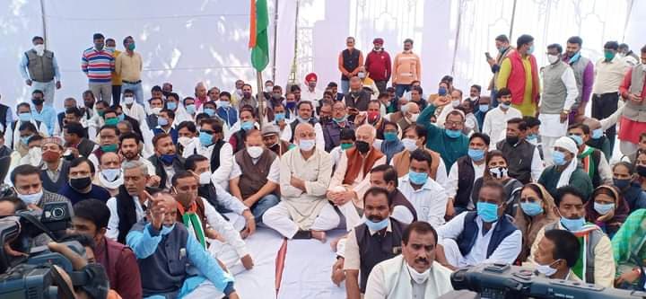 कांग्रेस ने दिया धरना, कहा-बदले की कार्रवाई नहीं रोकी तो पूरे वार्ड में पुतले जलेंगे