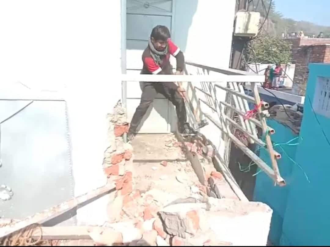 स्मैक तस्कर परिवार के दो मकान गिराए, चार पर कल चलेंगे बुलडोजर, सरकारी जमीन पर था कब्जा