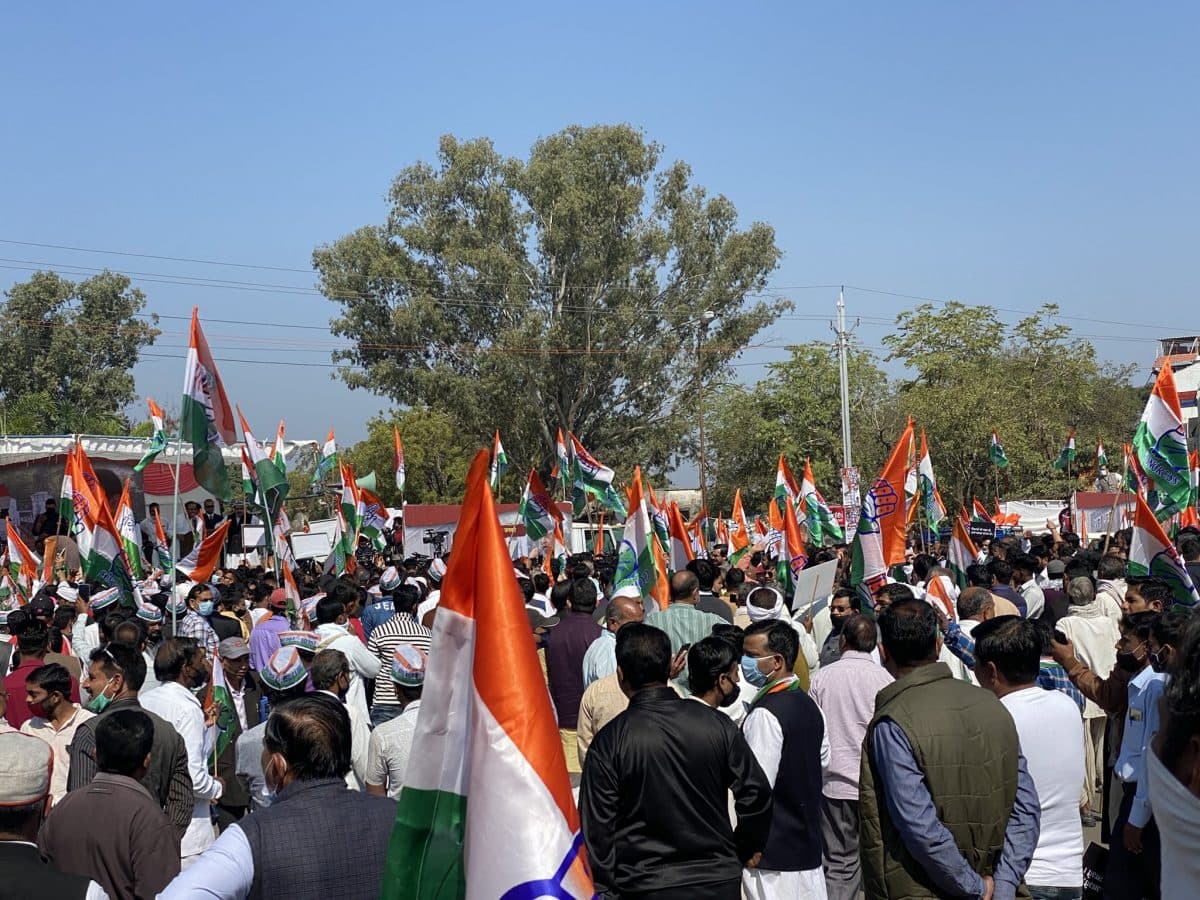 MP : राजभवन घेराव करने पहुंचे कांग्रेसियों को रोका, लाठीचार्ज, पुलिस ने छोड़े आंसू गैस के गोले