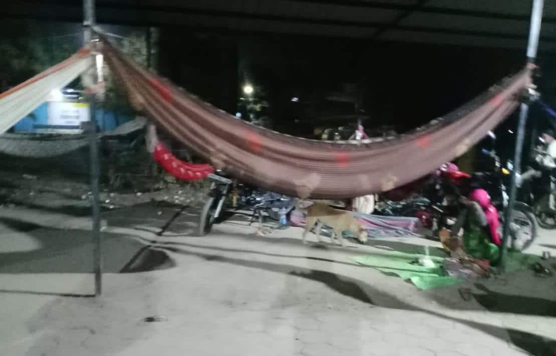 सरकारी अस्पताल में अव्यवस्थाओं का अंबार, बाहर सर्दी में कांप रही मासूम जिंदगियां