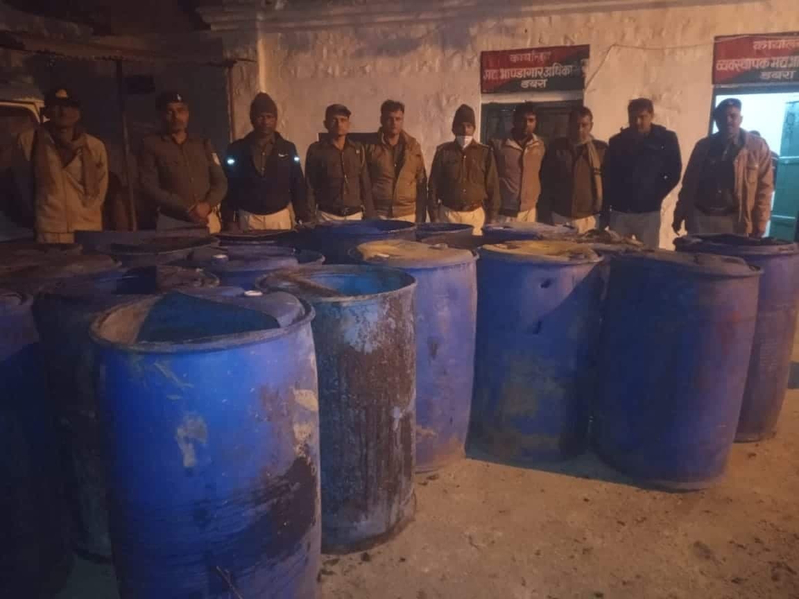 कार्रवाई : पांच लाख साठ हज़ार की कच्ची शराब जब्त और सामग्री नष्ट