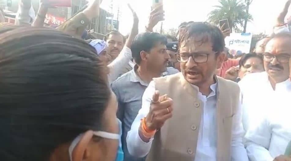 Ratlam News : SDM को कांग्रेस विधायक की सरेआम धमकी, अगर आप महिला नहीं होती तो कॉलर पकड़ कर ज्ञापन देता