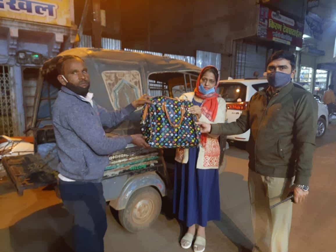 कीमती सामान से भरा बैग ऑटो में भूली महिला, यूनिक कोड के कारण ट्रेस हुआ ऑटो