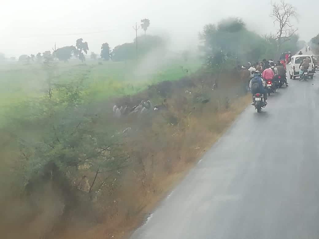 तेज रफ़्तार कार अनियंत्रित होकर खाई में गिरी, एक व्यक्ति की मौत, तीन घायल
