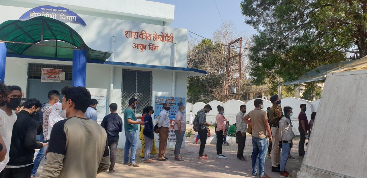 Bhopal : सरकारी जेपी अस्पताल के फीवर क्लिनिक में स्टाफ की बदसलूकी, घंटों इंतजार के बाद बिना जांच लौटाया