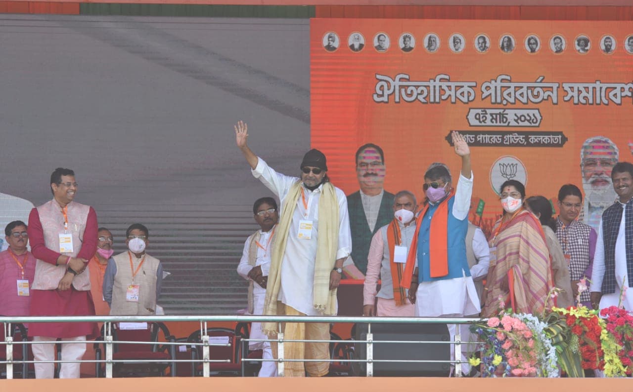 जयश्रीराम के नारों के साथ मिथुन चक्रवर्ती भाजपा में शामिल, भीड़ ने किया जोरदार स्वागत