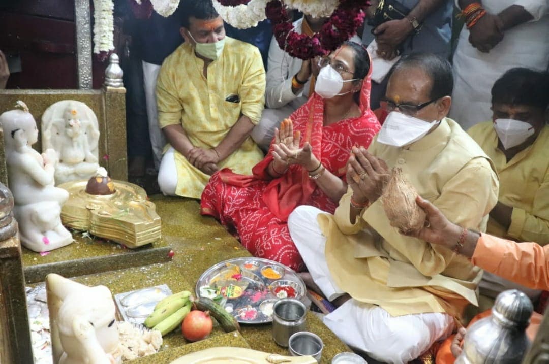 Mahashivratri: शिवराज ने पत्नी सहित किया शिव का अभिषेक, मांगी प्रदेश के लिए खुशहाली