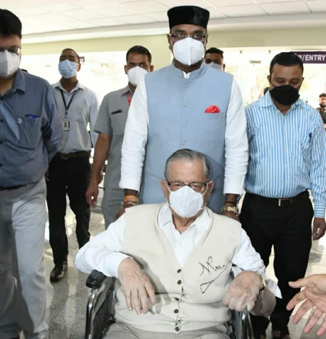 बुजुर्ग चिकित्सक को व्हील चेयर पर लेकर टीका लगवाने पहुंचे मंत्री विश्वास सारंग