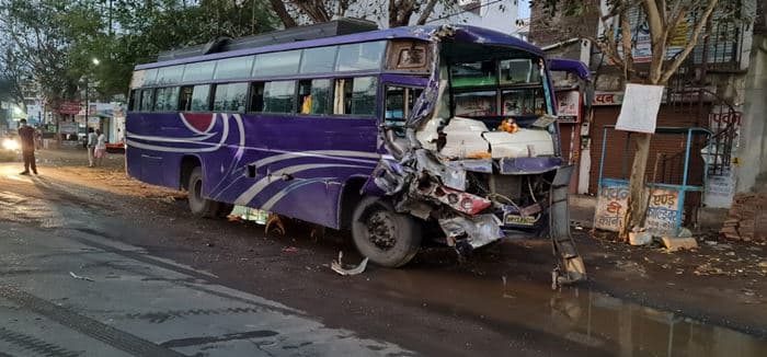 Accident: प्रतिबंध के बाद भी MP सीमा में घुसी महाराष्ट्र की बस, ट्रक से भिड़ंत में 8 यात्री घायल