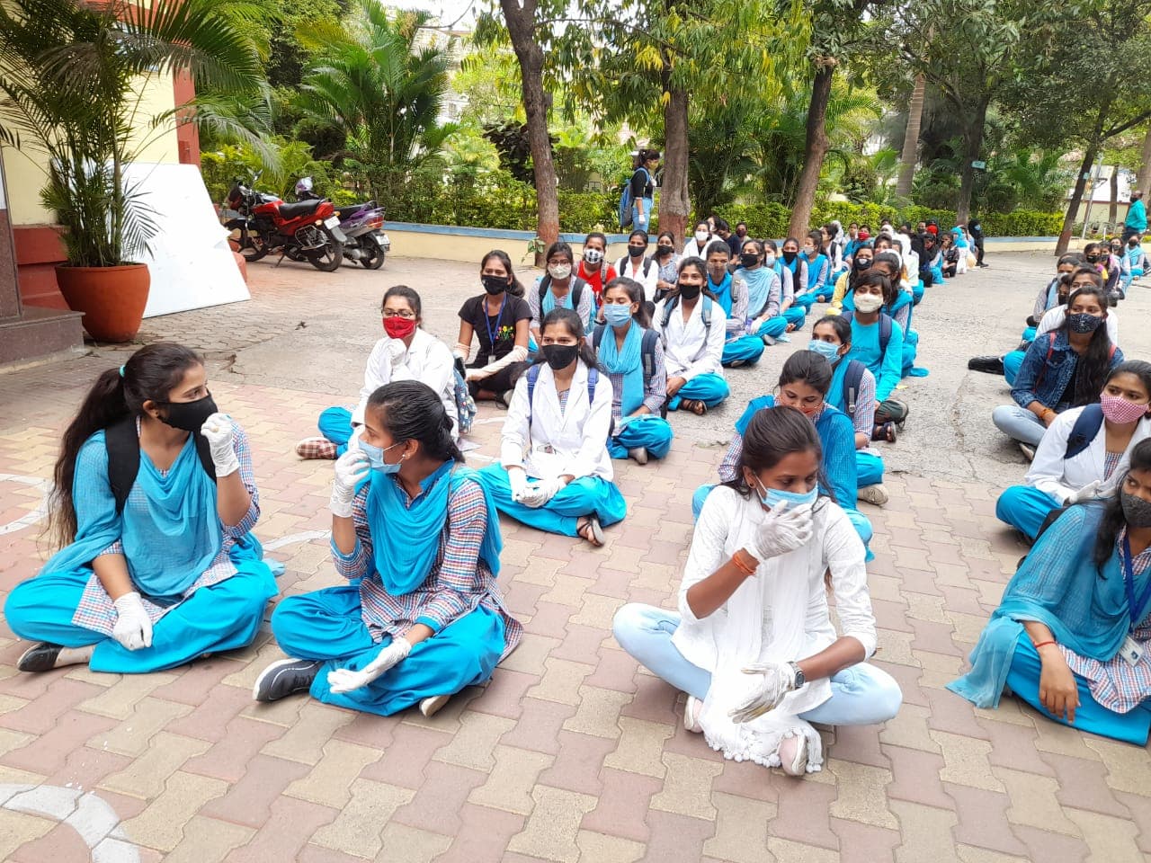 Jabalpur News: College छात्रों ने उठाई ऑनलाइन परीक्षा की मांग, सड़क पर प्रदर्शन