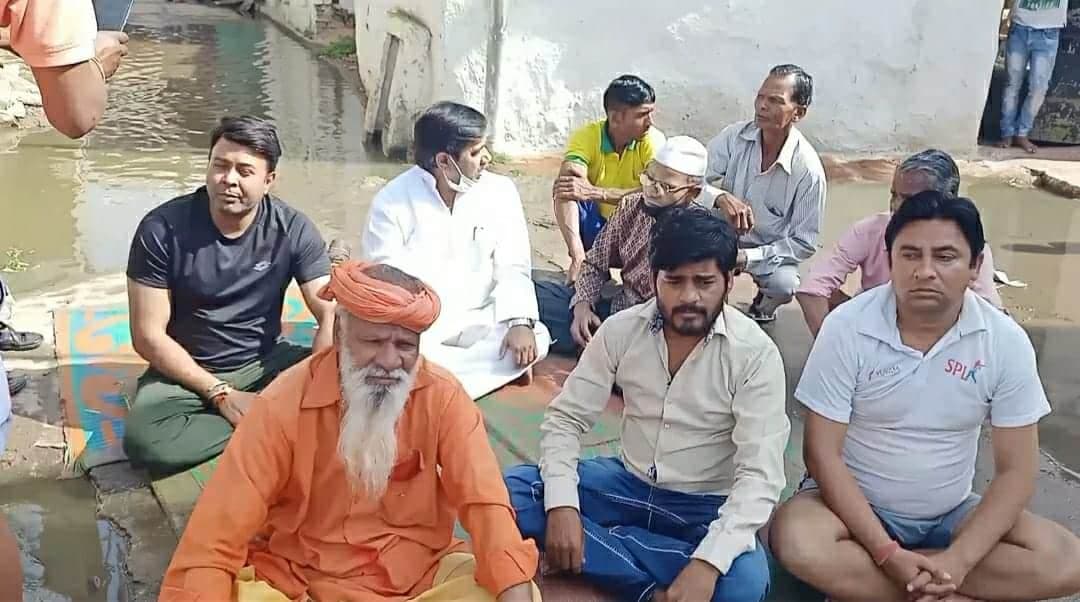 शिवराज के मंत्री के क्षेत्र में घरों में घुसा सीवर का पानी, गंदे पानी में Congress धरने पर