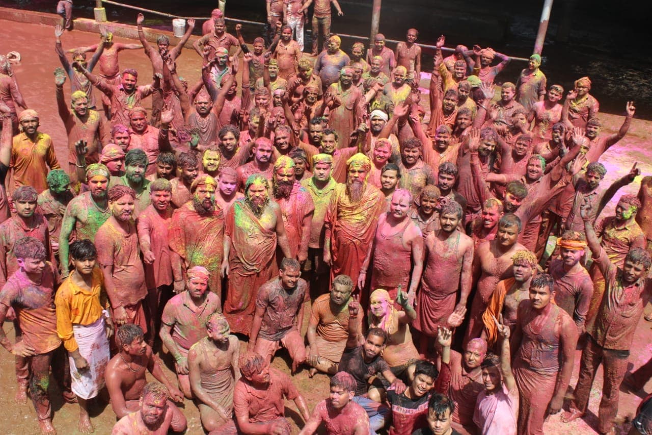 अद्भुत Holi : गौशाला में गोबर से किया सेनेटाइज