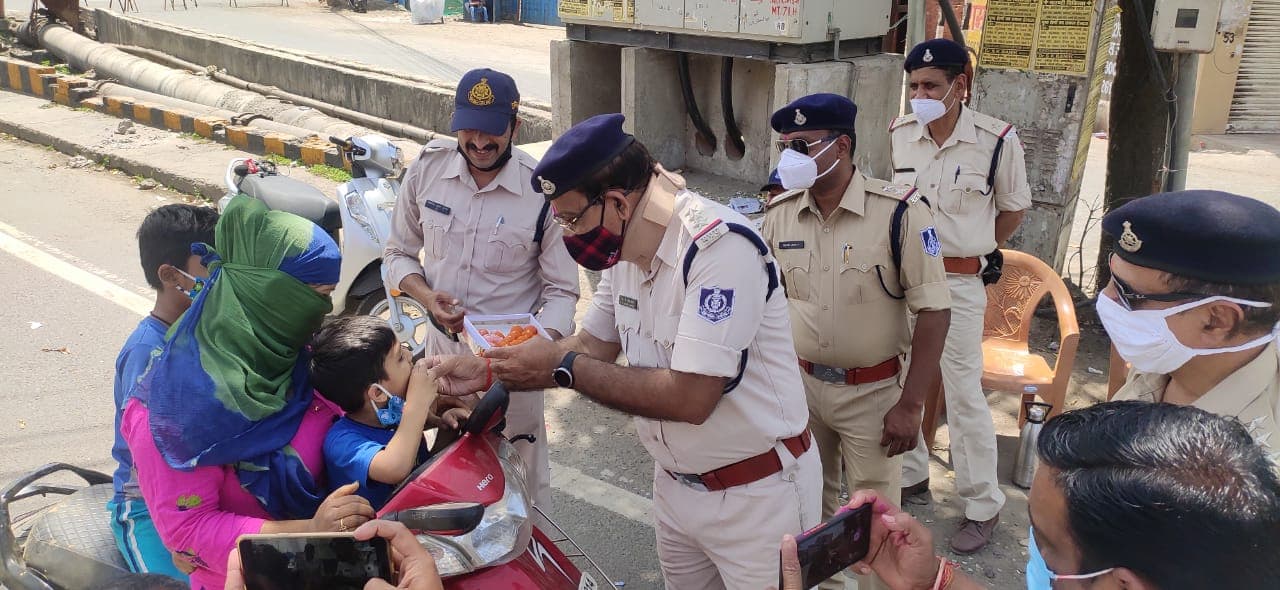 Jabalpur News: पुलिस ने खिलाई मिठाई, बच्चों ने मुस्कुरा कर कहा थैंक्स, बिना मास्क वालों को बांटा मास्क