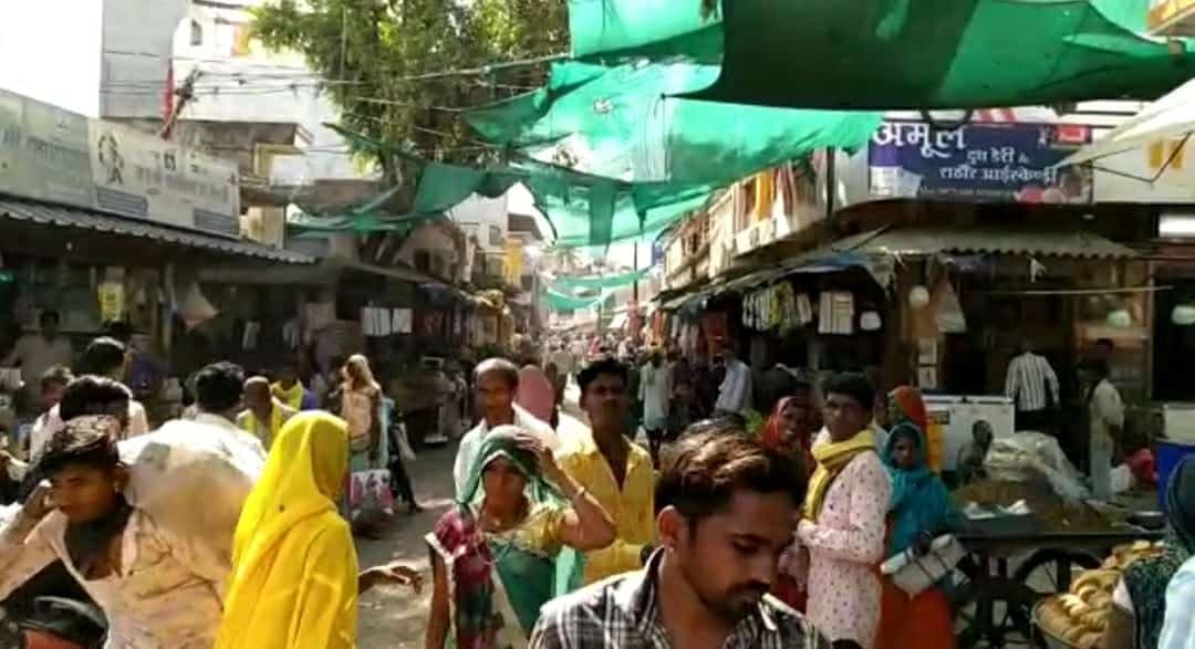 Ratlam News: शहर में सख्ती, ग्रामीण क्षेत्रों में नहीं है कोरोना का भय, भीड़ की डरावनी तस्वीरें आई सामने
