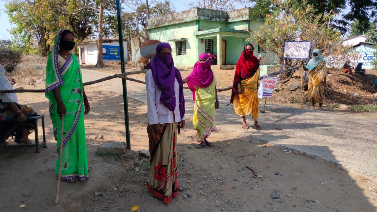 महिलाओं ने की गांव की सीमा सील, लाठियां लेकर दे रही पहरा