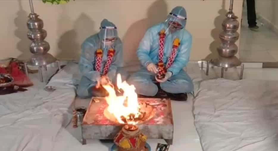 पीपीई किट पहनकर दूल्हा-दुल्हन ने रचाई शादी, कोरोना पॉजिटिव दूल्हा जा सकता है जेल