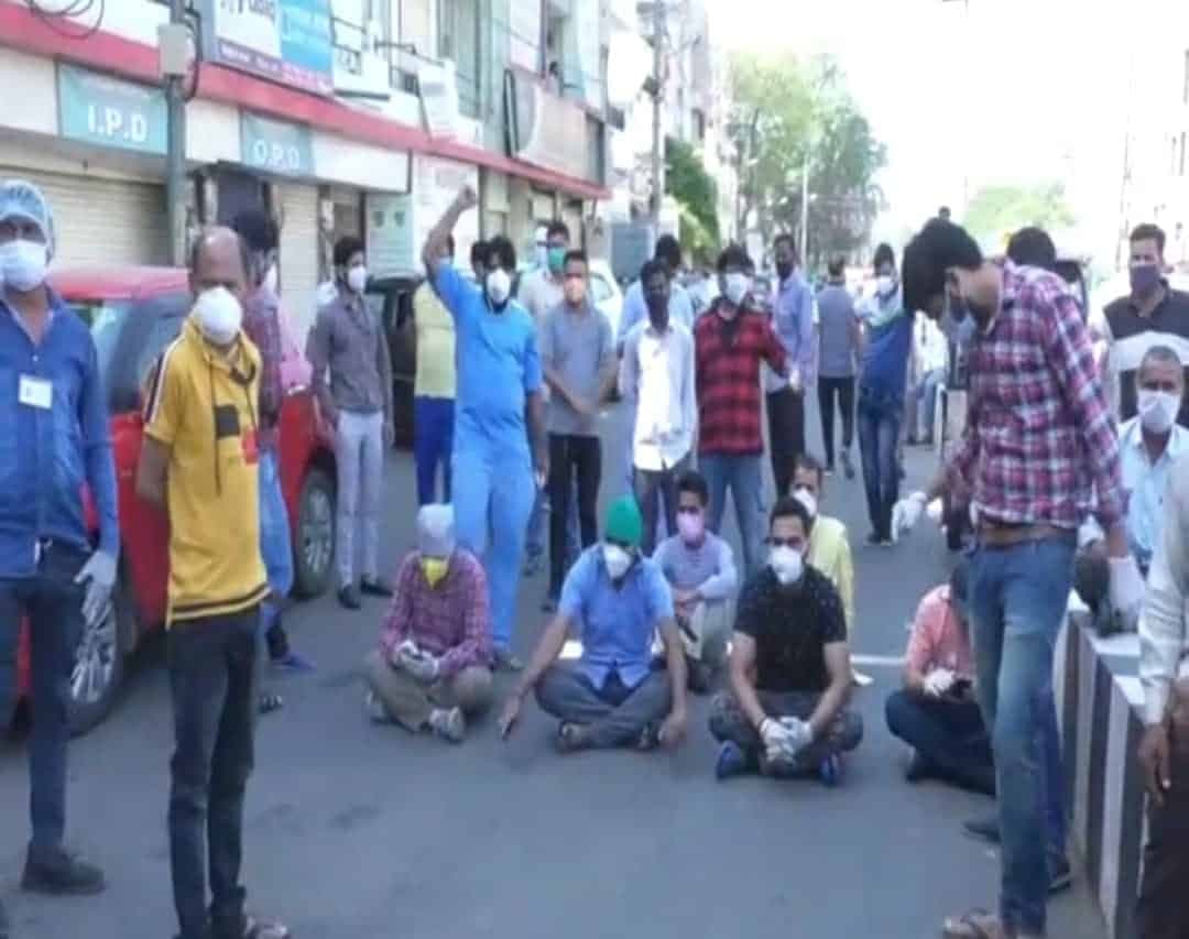 निजी अस्पतालों में ऑक्सीजन ख़त्म, संचालक और परिजन सड़क पर, लगाया जाम