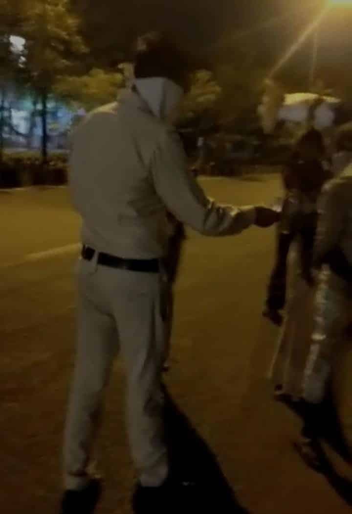 इस पुलिस जवान ने बढ़ाया खाकी का मान, सामने आई वायरल वीडियो की हकीकत