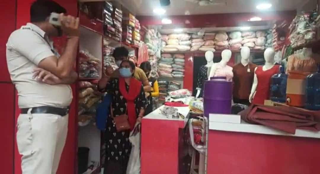 प्रशासन की टीम को देखते ही गिराया दुकान का शटर, तीन ग्राहकों को किया बंद, दुकान सील