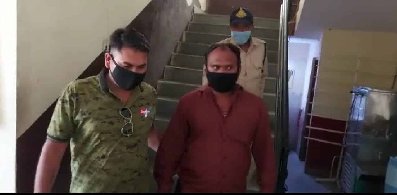 Whatsapp Group पर महिलाओं को भेजता था अश्लील मैसेज, सेल्स टैक्स कर्मचारी को पुलिस ने किया गिरफ्तार