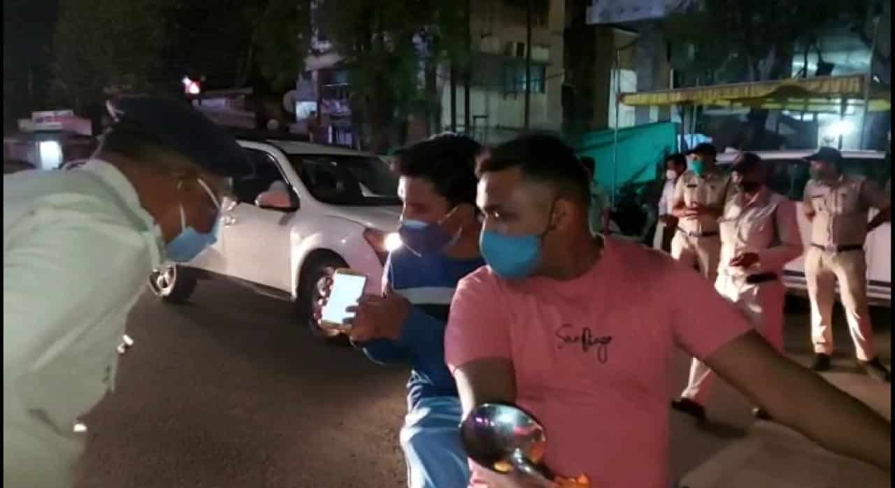 इंदौर में लॉकडाउन में बेवजह घूमने वालों को अपर कलेक्टर ने चखाया मजा