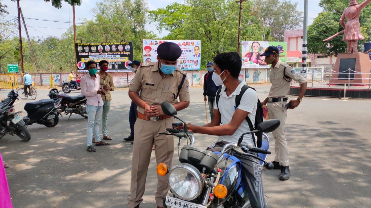 बैतूल में यातायात पुलिस की कार्यवाही, बेवजह सड़कों पर घूम रहे लोगों का काटा चालान