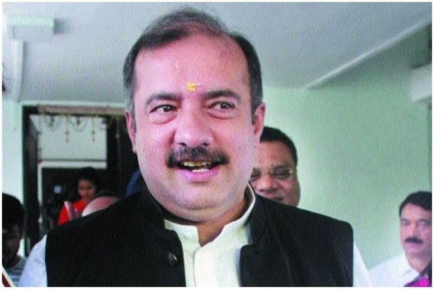 पूर्व मंत्री से भिड़ी महिला हैड कास्टेंबल, बोली – “आपकी शिकायत करूंगी”