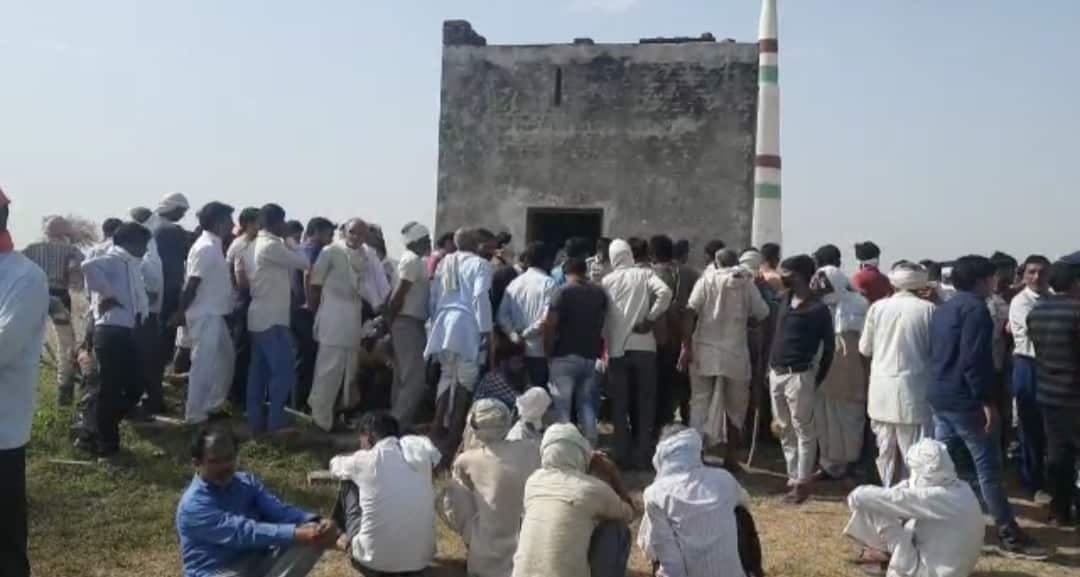 खेत पर सो रहे किसान की धारदार हथियार से निर्मम हत्या, परिजनों ने किया चक्काजाम