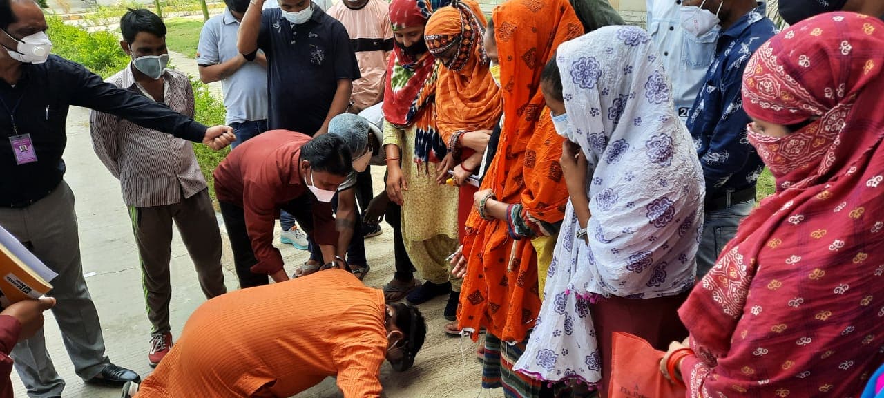 अस्पताल के सफाईकर्मियों के पैरों में कोरोना प्रभारी मंत्री, बोले- धन्य हो आप