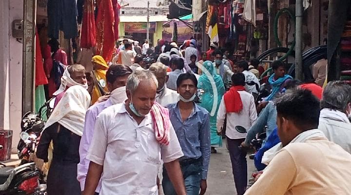 शिवपुरी : मौतों के बाद भी बाजारों में नहीं थम रही भीड़, खुलेआम उड़ी नियमों की धज्जियां