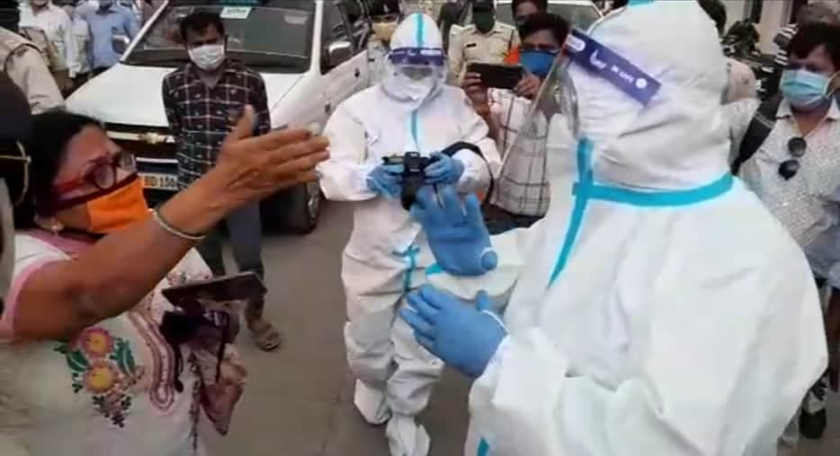अस्पताल में मंत्रीजी के सामने बिफरी महिला, पति से न मिलने देने पर भड़कीं