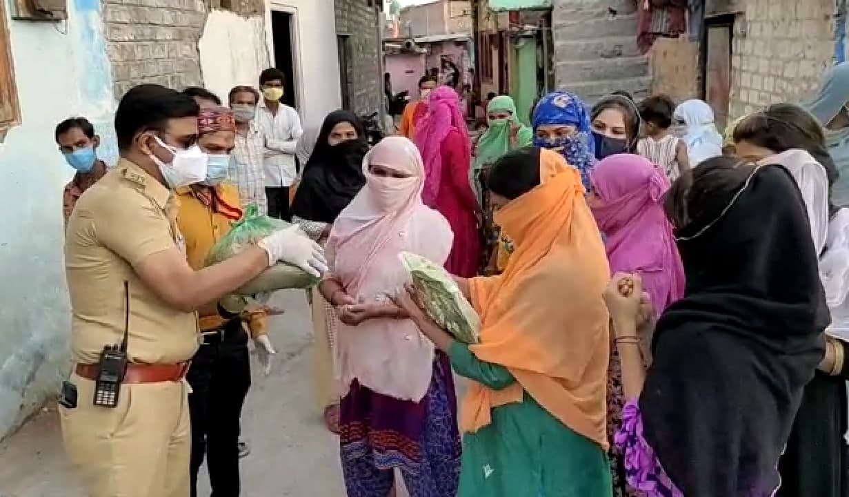 पुलिस ने दिखाई दरियादिली, तो इंदौरवासियों ने भी बढ़ाये मदद के हाथ