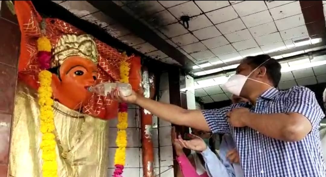 परंपरा: कोरोना को खत्म करने अष्टमी पर उज्जैन में नगर पूजा, कलेक्टर ने देवी को चढ़ाई शराब