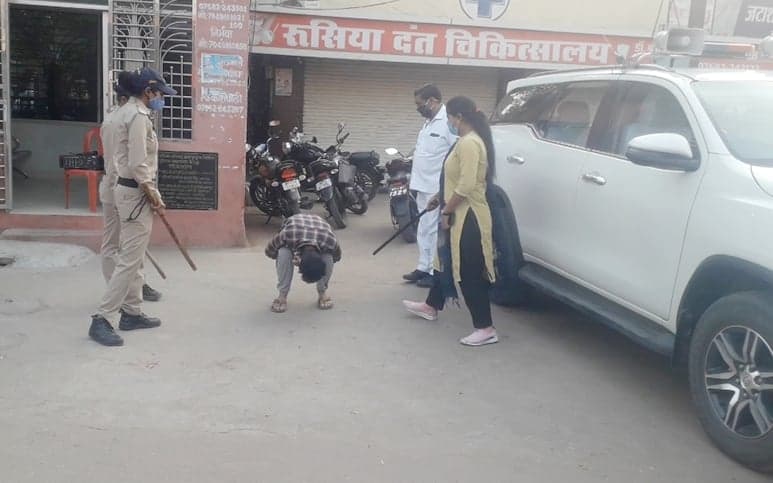 छतरपुर- कोरोना कर्फ्यू तोड़ने वालों पर चले पुलिस के डंडे, मुर्गा बनाया