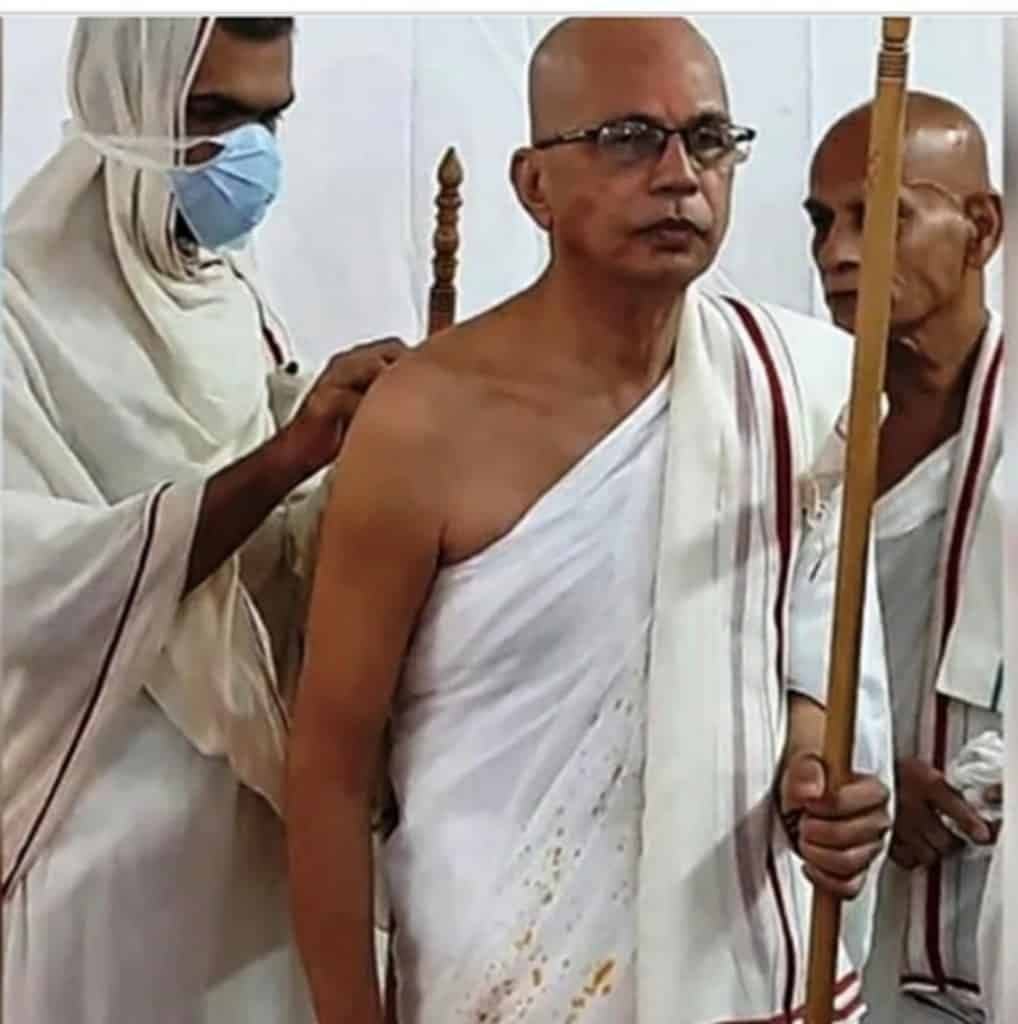 रिलायंस इंडस्ट्रीज के पूर्व वाइस प्रेसिडेंट ने ली दीक्षा, अब गुजारेंगे संन्यासी जीवन