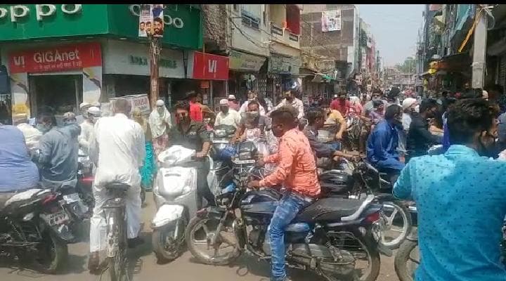 सीहोर में खुलेआम कोरोना नियमों की उड़ाई जा रही धज्जियां, बिना मास्क बाजार में घूम रहे लोग